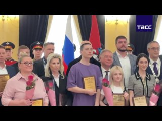 ▶️ The Moscow City Duma awarded certificates to those who helped save people during the terrorist attack in Crocus