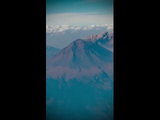 Завораживающими кадрами извержения вулкана Попокатепетль в Мексике делятся местные жители. Это второй по высоте вулкан в стране,