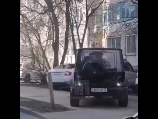 Сын известного краснодарского бизнесмена Андрея Марченко рассекает по пешеходным тротуарам на своём авто