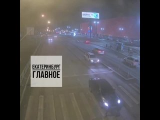 ⚡️ Появилось видео с Эльмаша, где водитель иномарки сбил пешехода 

Мужчина решил перейти дорогу у VEER Mall на красный свет.