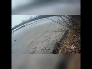 Полицейские Ангарска (Иркутская область) спасли провалившегося под лёд рыбака.