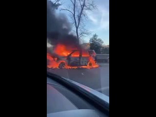 🔥Сегодня утром на трассе в Сочи полностью сгорела легковушка

По информации МЧС, в результате возгорания никто не погиб и не пос