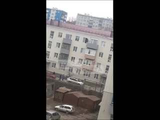 Даже смотреть страшно: в Холмске парень вылез в окно на четвёртом этаже