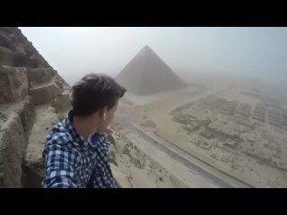 Парень забрался на Великую пирамиду в Гизе