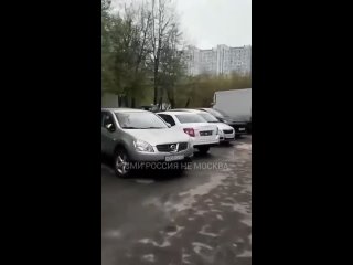 В московском Чертаново кто-то занял добрую половину парковки загадочными белыми Ладами без номеров.