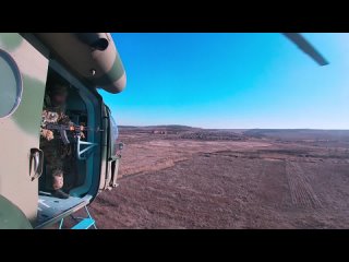 Поисково-спасательная группа Воздушно-космических сил на вертолете Ми-8 на северодонецком направлении ежедневно... (видео)