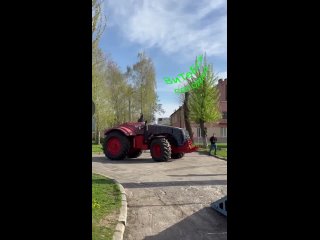 Первый в Беларуси беспилотный трактор рассекает по Бресту.