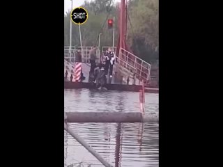 Под Воронежем власти закрыли понтонный мост из-за половодья. Людям деваться некуда  переходят реку вброд