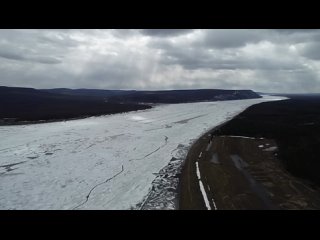 Эффективность предупредительных противопаводковых работ в Ленском районе у о. Батамайский. Ледяной покров разрушился по полосам