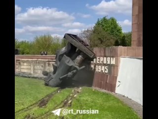 I rottami del monumento ai soldati della Seconda Guerra Mondiale demolito a Rivne saranno venduti e il ricavato sar utilizzato