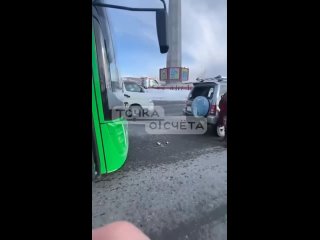 ⚡️ Автобус с пассажирами врезался в автомобиль в Южно-Сахалинске

Авария произошла кольце Пуркаева — Ленина сегодня вечером, 6 м