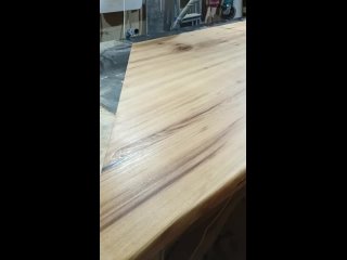 Процесс изготовления стола из слэбов карагача нестандартной формы