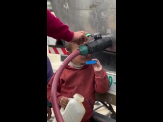 ⭐⭐⭐⭐⭐Un enfant palestinien recueille des gouttes d’eau pour remplir sa bouteille à Gaza.