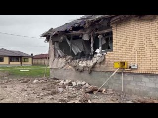 Кадры с места ночного обстрела Белгородчины  в пригороде разрушен жилой дом, а его хозяйку ранило