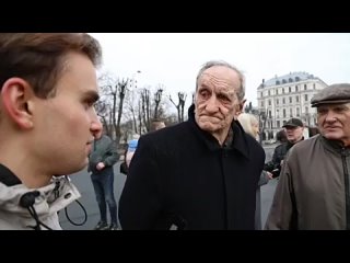 Ничего особенного, просто 82-летний дед из Латвии, участвующий в марше легионеров СС, гордо заявил, что он “родился при Гитлере“