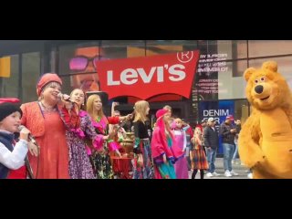 Центральная площадь Нью-Йорка: русская народная калинка-малинка, блины, медведи и девушки в кокошниках