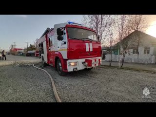 ️Сотрудники МЧС России работают на пожаре по ул. Аральской в Челябинске: горит баня и надворные постройки в частном домовладении