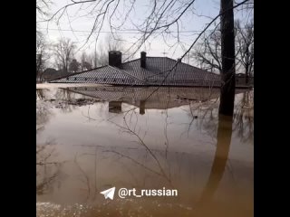 Уровень реки Урал в Оренбурге приближается к 11 метрам. В коттеджном поселке “Дубки“ от домов видны только крыши