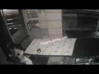 Ночью в хлебобулочном павильоне на улице Кузнецова, 2б вынесли кассу и инвентарь   "Забрали с кассы 9700, противень,... (видео)