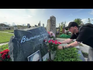Красивый памятник на могиле народного Валентина Гафта _  Троекуровское кладбище