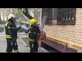 Эвакуируют 400-килограммового россиянина