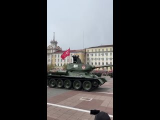 На площади Советов символ мощи и совершенства советской боевой техники ВОВ - легендарный танк Т-34