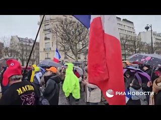 В Париже прошла акция против передачи оружия Киеву и возможной отправки военных на Украину.  Несмотря на сильный дождь,... (видео)