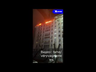 В Новосибирске загорелся самый верхний этаж дома на улице Советской