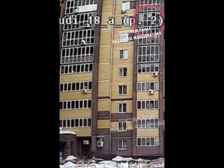 В Казани из окна квартиры на 8 этаже выпала девушка.