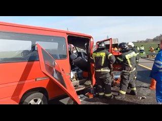 На трассе Калининград-Нестеров микроавтобус врезался в припаркованный на обочине грузовик дорожной службы, есть пострадавшие.