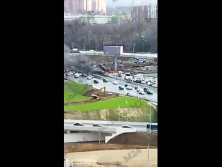 Грузовой автомобиль полыхает на Липецкой улице в районе пересечения с МКАД, сообщает АГН «Москва»