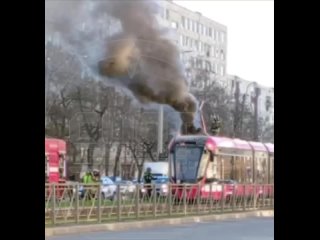 ⚡️Трамвай загорелся на ходу в Питере.