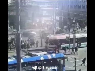 Un tramvai a intrat n mulime pe o trecere de pietoni din Sankt Petersburg. Momentul a fost surprins pe video