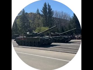 Легендарные Т-34 проезжают на площади Ленина