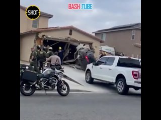 🇺🇸 Момент ДТП в Калифорнии: легковушка на огромной скорости «взлетела» и врезалась прямо в жилой дом
