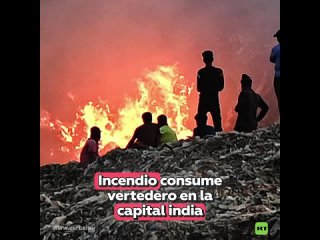 Incendio arrasa vertedero en Nueva Delhi, India