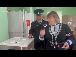 Свой голос отдали и атаман станицы Архонской Александр Кусей с супругой на избирательном участке №189