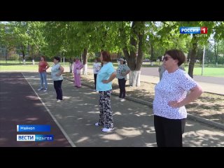 Оздоровительная гимнастика для участников социального проекта Активные люди прошла на спортивной площадке гимназии №22. Такие