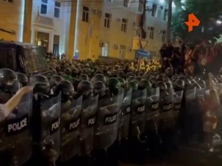 Спецназ в Тбилиси использует перцовый газ для разгона митинга против закона об иноагентах