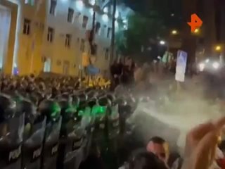 Спецназ в Тбилиси использует перцовый газ для разгона митинга против закона об иноагентах.