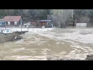 Быть готовыми к эвакуации призвали жителей Таштагольского района, местная река вышла из берегов.