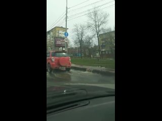 Коммунальная авария в Южно-Сахалинске. На проспекте Мира в районе дома №247 течёт вода по газону и проезжей части