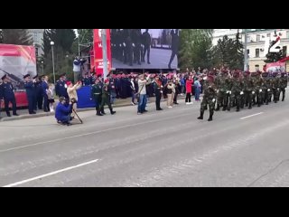 9 мая центральноафриканские курсанты Омского автобронетанкового инженерного института приняли участие в торжественном параде Поб