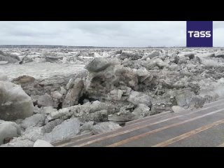 Le niveau d'eau de la rivire Tom  Tomsk, en Sibrie, a fortement baiss d'un mtre aprs la rupture d'un embcle dans le centr