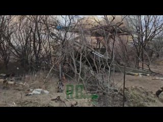 Видео: 🇷🇺💥 Артиллеристы группировки “Центр“ уничтожили ПВД в котором прятались операторы дронов

Украинские боевики ошибочно под