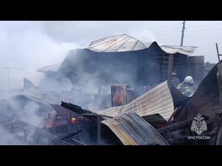 Сегодня утром в селе Михайловка Дуванского района сгорел домОткрытым пламенем горели бревенчатый дом, гараж, баня, сарай и ав