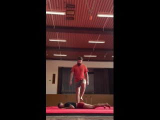 Женщина поднимает себе на плечи мужчину (спорт, фитнес, гимнастика)