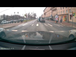 Легковой автомобиль сбил двух пешеходов на Московском проспекте. Водитель поспешил к пострадавшим, а его машина продолжила ехать