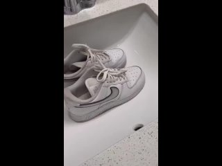 Отмываем белые кроссовки