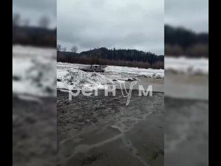 Паводок унёс людей на понтонном мосту в Кузбассе